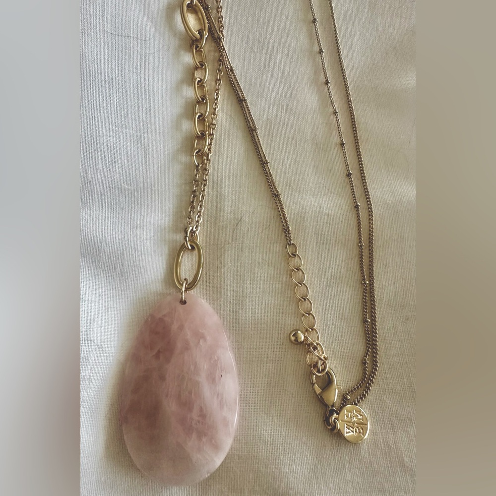 Elegant Gold and Pink Pendant Necklace